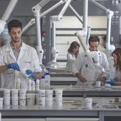 Ricercatori al lavoro nel kerakoll green lab, intenti in esperimenti con materiali.