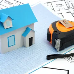 Modello di casa, metro e planimetrie. Pianificare come mantenere detrazioni fiscali dopo vendita immobile.
