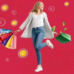 Donna felice con borse della spesa colorate, monete euro e foglie verdi. Il fast fashion pro e contro: convenienza vs impatto ambientale.
