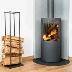 Stufa moderna con fiamme vive e legna accatastata in un elegante porta legna, per un accogliente riscaldamento a legna.