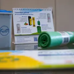 Contenitori speciali per la raccolta differenziata, inclusi i farmaci scaduti, per uno smaltimento sicuro e conforme alle normative ambientali.