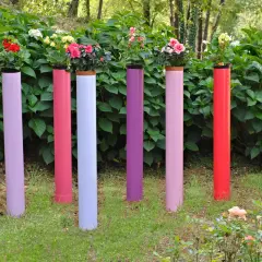 Porta tubo giardino fai da te: vasi colorati con fiori, un'idea creativa per decorare il tuo spazio verde.