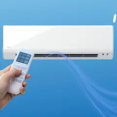 Un telecomando controlla un condizionatore per rinfrescare casa. L'aria fresca si diffonde creando un'atmosfera piacevole.