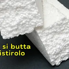 Pezzi di polistirolo bianco su sfondo scuro. La domanda "Dove si butta il polistirolo" è scritta in giallo.
