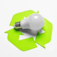 Lampadina LED su simbolo del riciclo. Sai dove buttare le lampadine esauste per un futuro più verde.