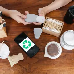 Spazzolini in bambù, cotton fioc, dischetti struccanti e flaconi riutilizzabili: ecco come sostituire la plastica per un bagno più ecologico.