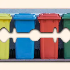 Contenitori colorati per la raccolta differenziata, un promemoria visivo su dove si buttano i rasoi usa e getta.
