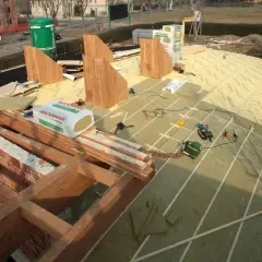 Cantiere edile con tetto in fase di isolamento con pannelli Rockwool. La **Durock Energy Plus** garantisce un'ottima performance termica.