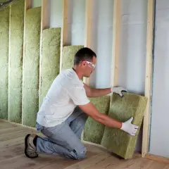 Operaio posiziona pannello isolante, creando un cappotto interno spessore 1 cm per un'ottima coibentazione.