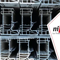 Profili per finestre in PVC impilati. Nikita: la finestra in PVC, non è vietato in Italia.