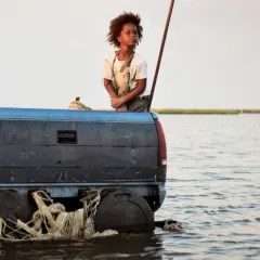 Un bambino su un pick-up galleggiante, un'immagine toccante per un film sull'ambiente per ragazzi.