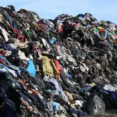 Enorme discarica di vestiti in Cile, un cumulo di abiti usati che forma una montagna di rifiuti tessili.