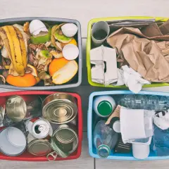 Contenitori per la raccolta differenziata fai da te: organico, carta, metalli e plastica/vetro. Idee pratiche per riciclare in casa.