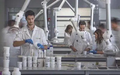 Ricercatori al lavoro nel kerakoll green lab, intenti in esperimenti con materiali.