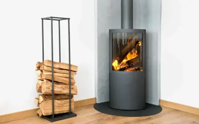 Stufa moderna con fiamme vive e legna accatastata in un elegante porta legna, per un accogliente riscaldamento a legna.