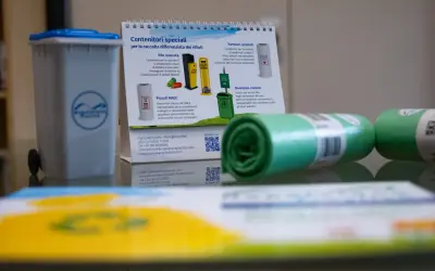 Contenitori speciali per la raccolta differenziata, inclusi i farmaci scaduti, per uno smaltimento sicuro e conforme alle normative ambientali.