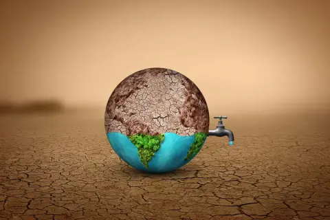 Il pianeta Terra, metà arido e spaccato, metà verde e acquatico, perde acqua da un rubinetto. Un monito sull'overshoot day Italia.