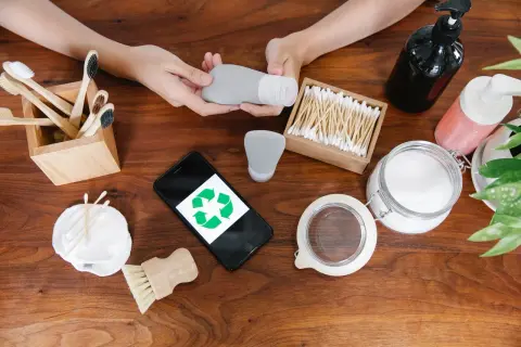 Spazzolini in bambù, cotton fioc, dischetti struccanti e flaconi riutilizzabili: ecco come sostituire la plastica per un bagno più ecologico.