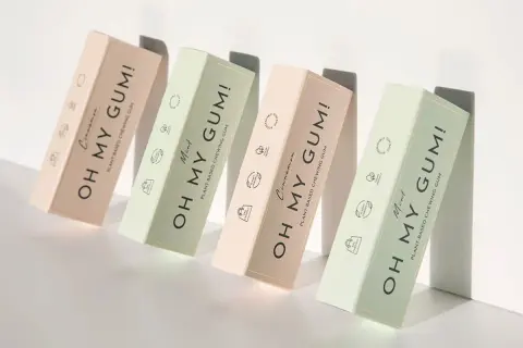 Scatole di gomma da masticare "Oh My Gum!" in tonalità pastello. La gomma da masticare è biodegradabile, un'ottima scelta per l'ambiente.