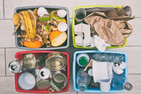Contenitori per la raccolta differenziata fai da te: organico, carta, metalli e plastica/vetro. Idee pratiche per riciclare in casa.