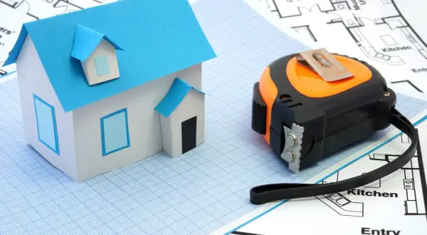 Modello di casa, metro e planimetrie. Pianificare come mantenere detrazioni fiscali dopo vendita immobile.