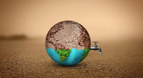 Il pianeta Terra, metà arido e spaccato, metà verde e acquatico, perde acqua da un rubinetto. Un monito sull'overshoot day Italia.