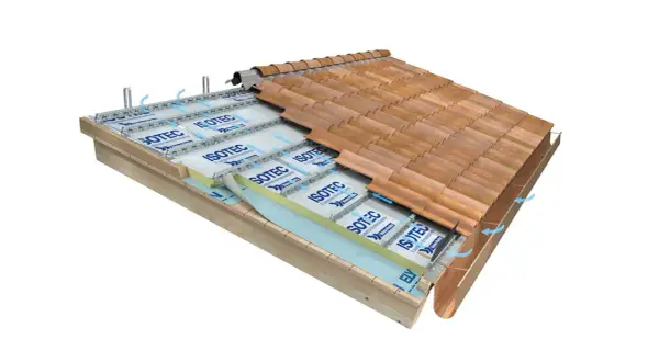 Sezione di tetto ventilato con isolamento termico Isotec di Brianza Plastica. Strati isolanti e tegole in vista.