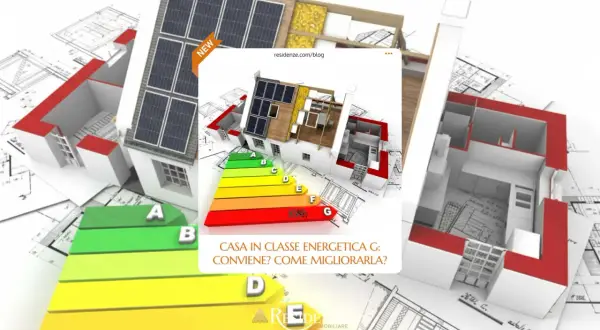 Modello di casa con pannelli solari e scala di classe energetica. La casa in classe energetica G è un punto di partenza per miglioramenti.