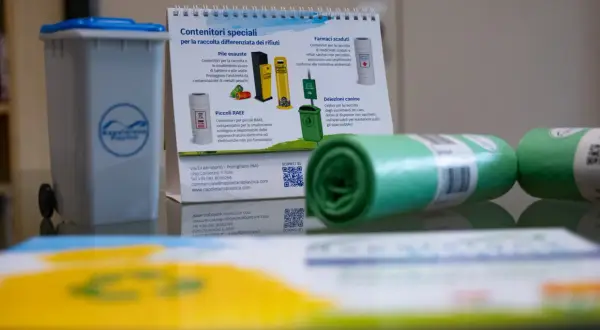 Contenitori speciali per la raccolta differenziata, inclusi i farmaci scaduti, per uno smaltimento sicuro e conforme alle normative ambientali.