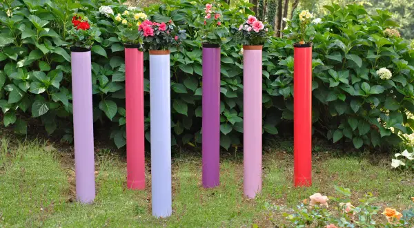 Porta tubo giardino fai da te: vasi colorati con fiori, un'idea creativa per decorare il tuo spazio verde.