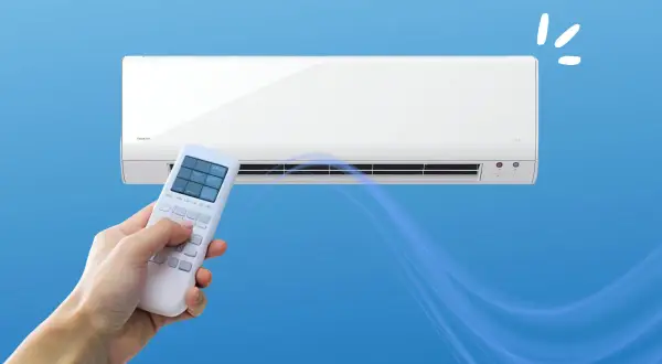 Un telecomando controlla un condizionatore per rinfrescare casa. L'aria fresca si diffonde creando un'atmosfera piacevole.