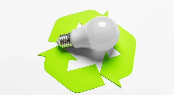 Lampadina LED su simbolo del riciclo. Sai dove buttare le lampadine esauste per un futuro più verde.