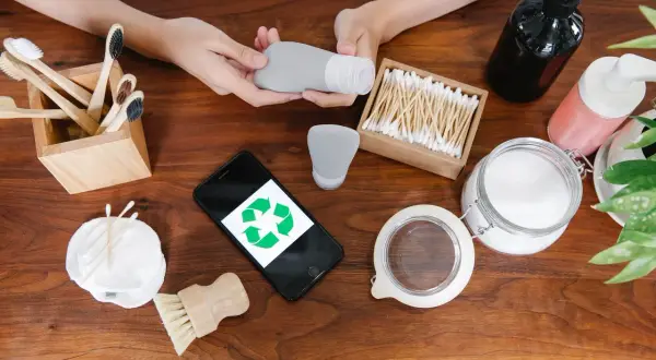 Spazzolini in bambù, cotton fioc, dischetti struccanti e flaconi riutilizzabili: ecco come sostituire la plastica per un bagno più ecologico.