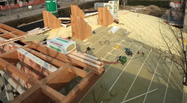 Cantiere edile con tetto in fase di isolamento con pannelli Rockwool. La **Durock Energy Plus** garantisce un'ottima performance termica.