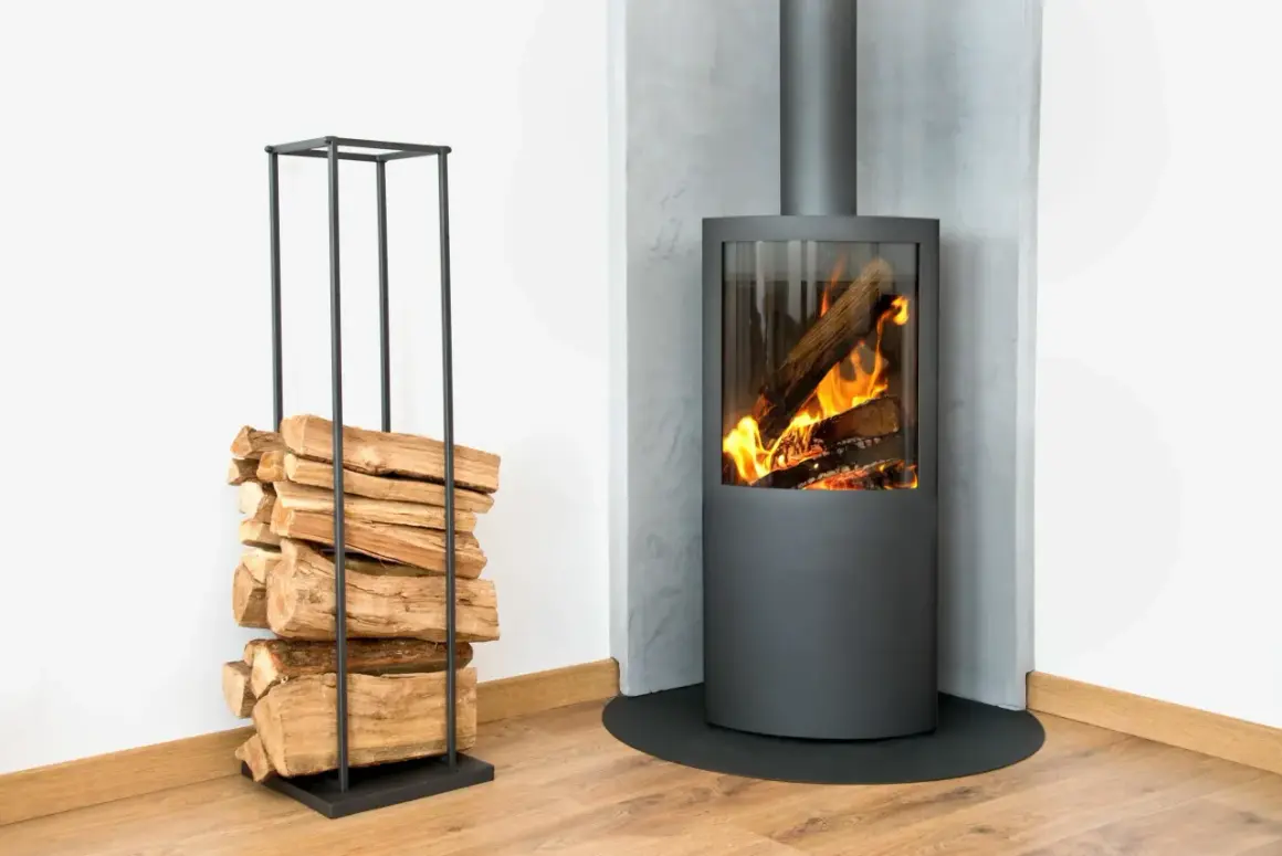 Stufa moderna con fiamme vive e legna accatastata in un elegante porta legna, per un accogliente riscaldamento a legna.