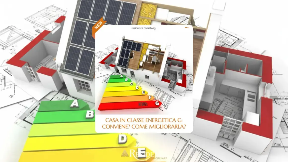 Modello di casa con pannelli solari e scala di classe energetica. La casa in classe energetica G è un punto di partenza per miglioramenti.