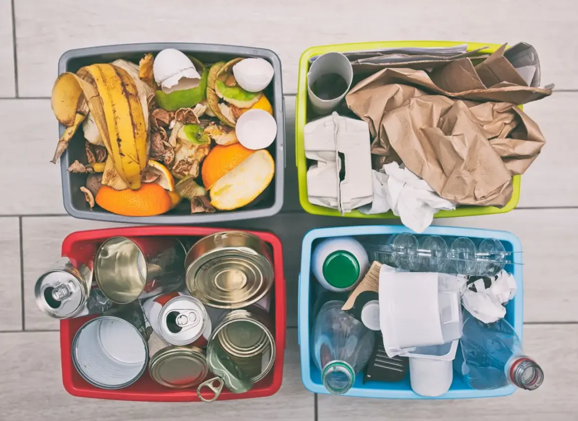 Contenitori per la raccolta differenziata fai da te: organico, carta, metalli e plastica/vetro. Idee pratiche per riciclare in casa.