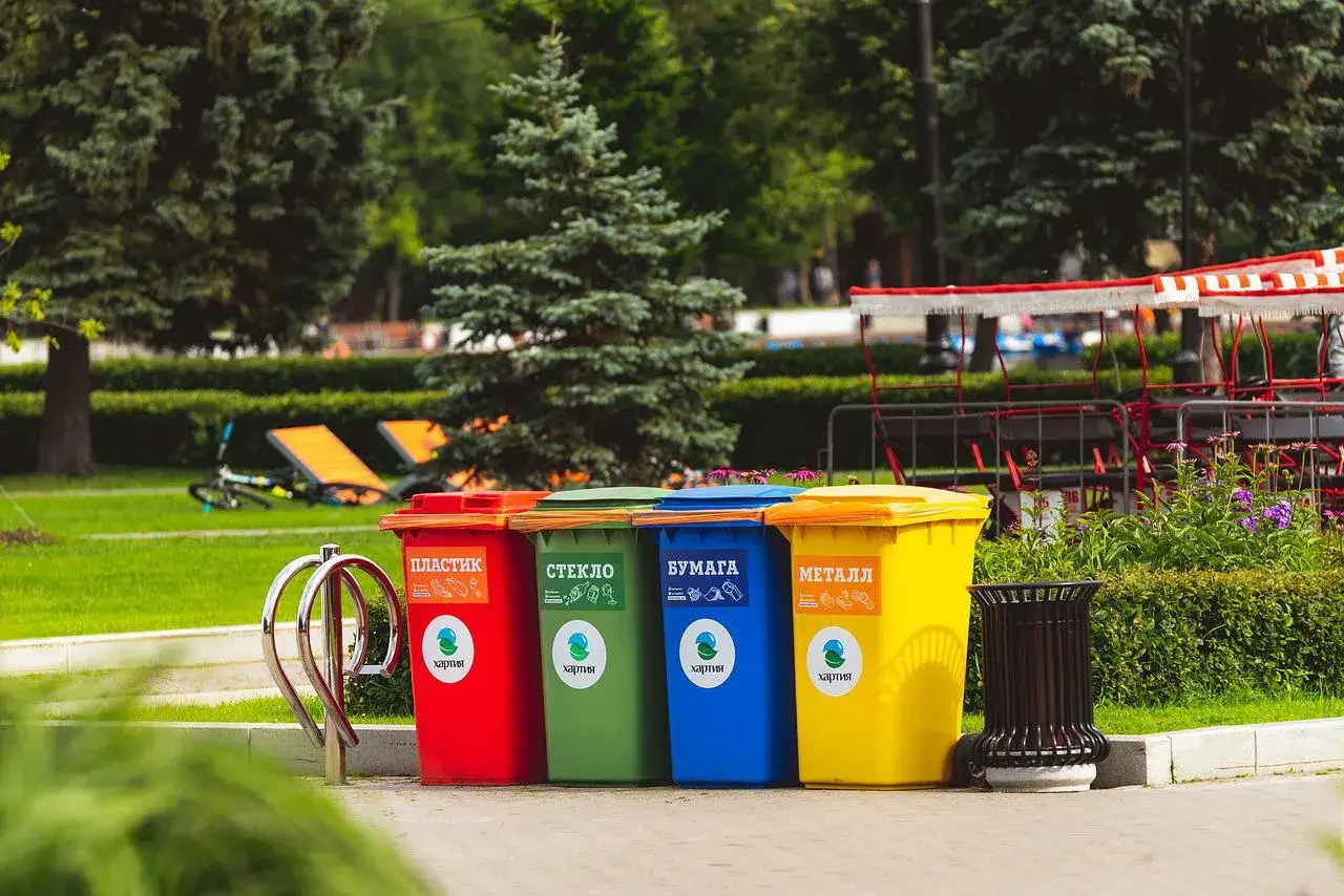 Contenitori colorati per la raccolta differenziata in un parco. Qui si buttano le creme scadute, plastica, vetro, carta e metallo.