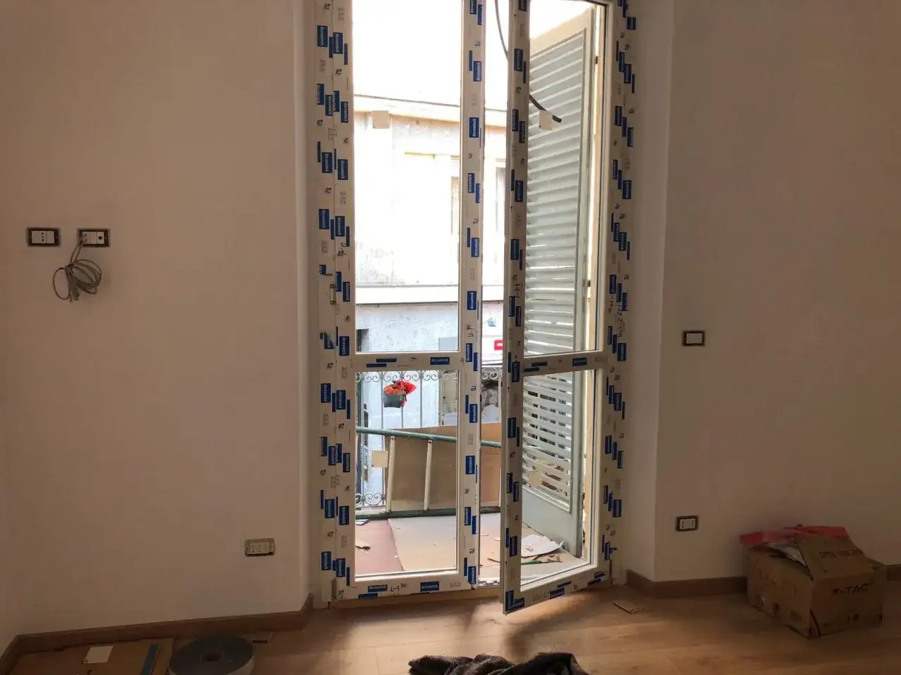 Nuova doppia finestra per isolamento termico installata, con persiane esterne. L'ambiente interno è in fase di finitura.