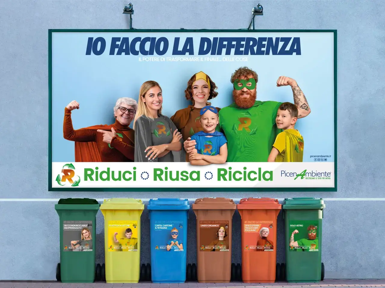 Famiglia di supereroi promuove l'economia circolare e la sostenibilità con i bidoni per la raccolta differenziata.