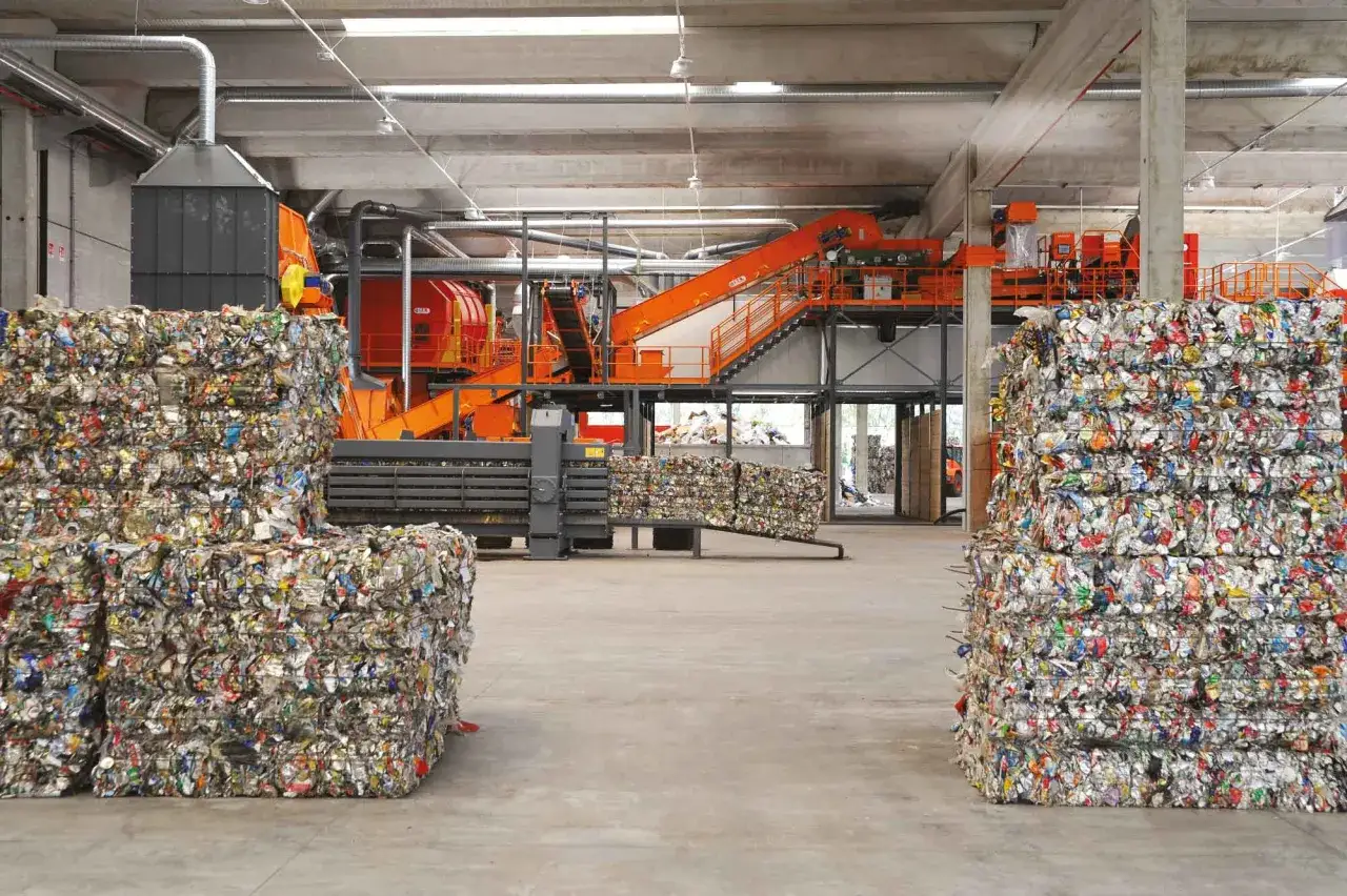 Impianto di riciclo: balle di plastica pressata attendono il loro nuovo ciclo di vita, parte integrante del ciclo della plastica.