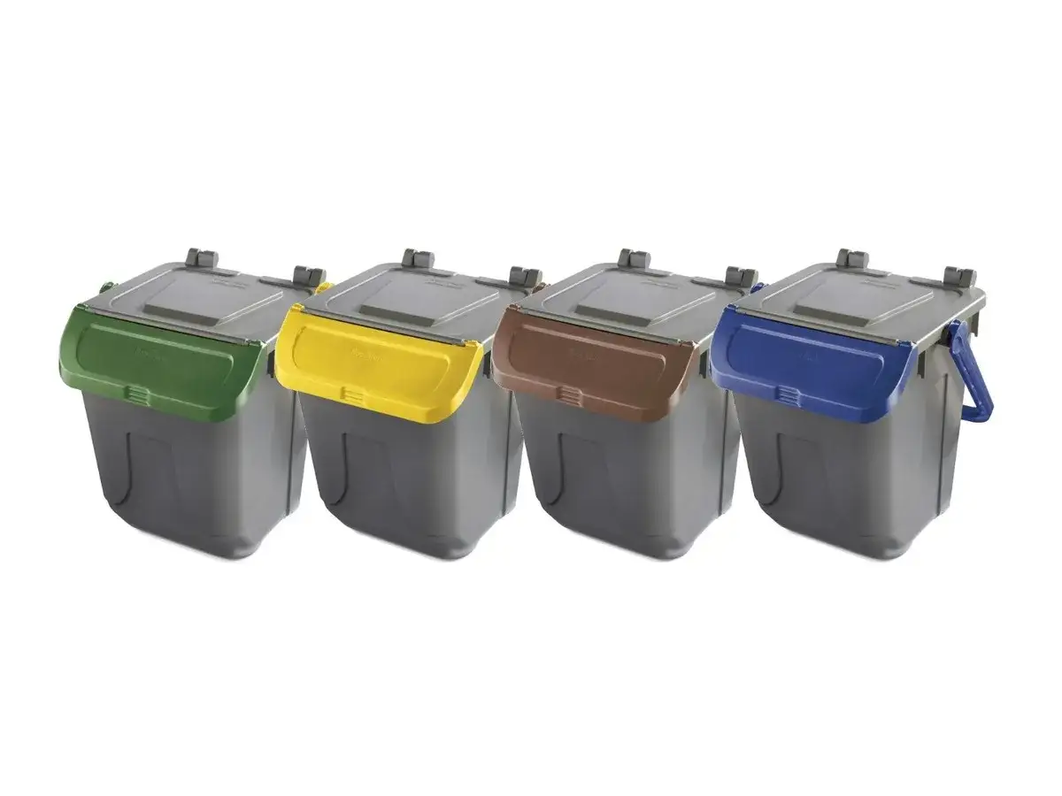Quattro bidoni colorati (verde, giallo, marrone, blu) per differenziare i rifiuti in modo efficace.