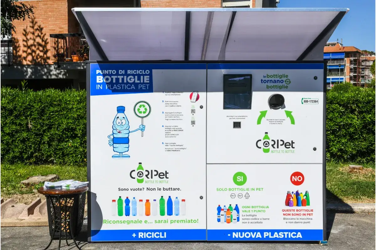 Punto di riciclo per il riciclo bottiglie di plastica PET. Le bottiglie vuote vengono trasformate in nuove bottiglie, premiando chi le riconsegna.