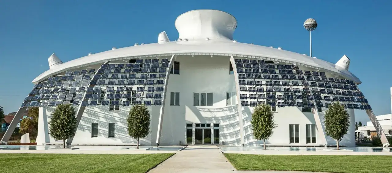 Edificio futuristico con pannelli solari, simbolo di innovazione e sostenibilità. Il Kerakoll Green Lab, un esempio di architettura eco-compatibile.