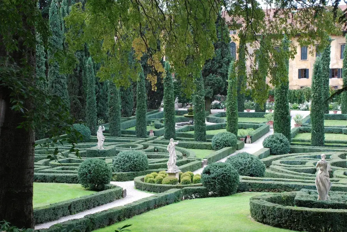 Un labirinto di siepi scolpite, statue classiche e cipressi slanciati definiscono questo splendido giardino all'inglese esempi.