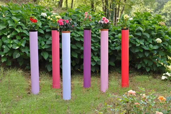 Porta tubo giardino fai da te: vasi colorati con fiori, un'idea creativa per decorare il tuo spazio verde.