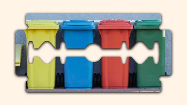 Contenitori colorati per la raccolta differenziata, un promemoria visivo su dove si buttano i rasoi usa e getta.