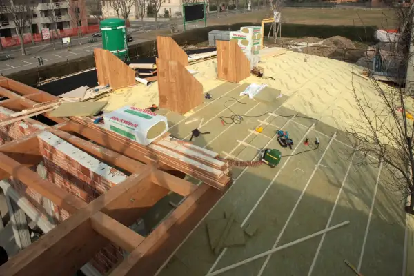 Cantiere edile con tetto in fase di isolamento con pannelli Rockwool. La **Durock Energy Plus** garantisce un'ottima performance termica.