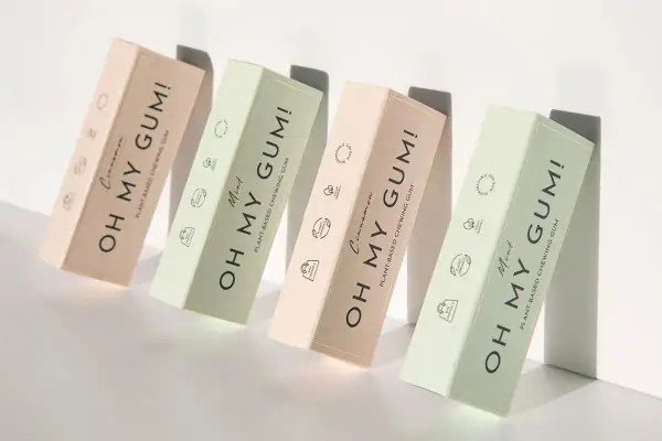 Scatole di gomma da masticare "Oh My Gum!" in tonalità pastello. La gomma da masticare è biodegradabile, un'ottima scelta per l'ambiente.