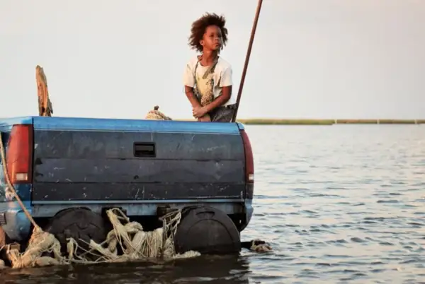 Un bambino su un pick-up galleggiante, un'immagine toccante per un film sull'ambiente per ragazzi.